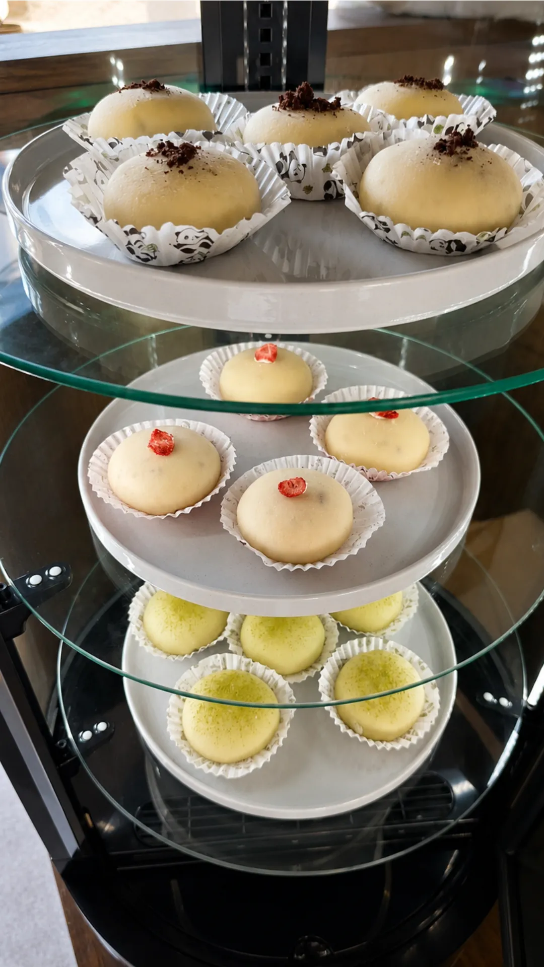 Mochi-Törtchen mit Matcha, Erdbeere und Schokolade in der Kühlvitrine