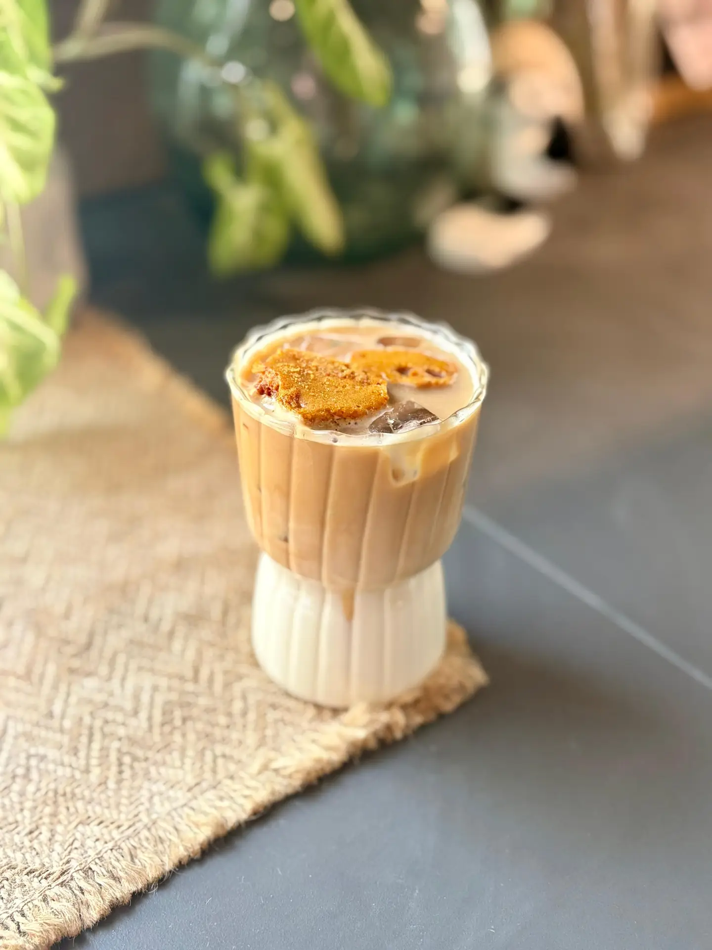 Iced Latte mit Karamell-Topping im Glas