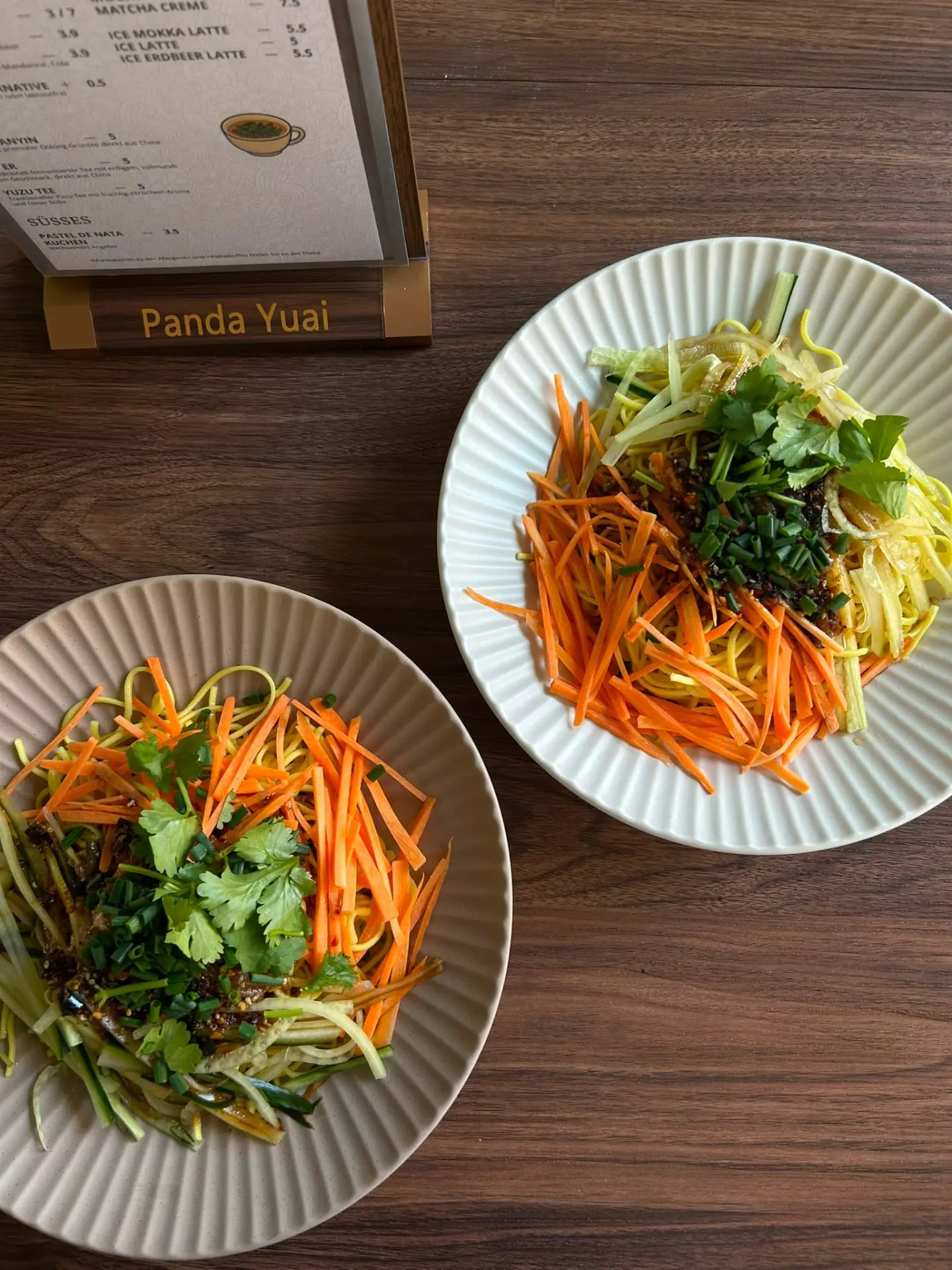 Liang Mian – kalte chinesische Nudeln mit Karotten, Gurke und Koriander