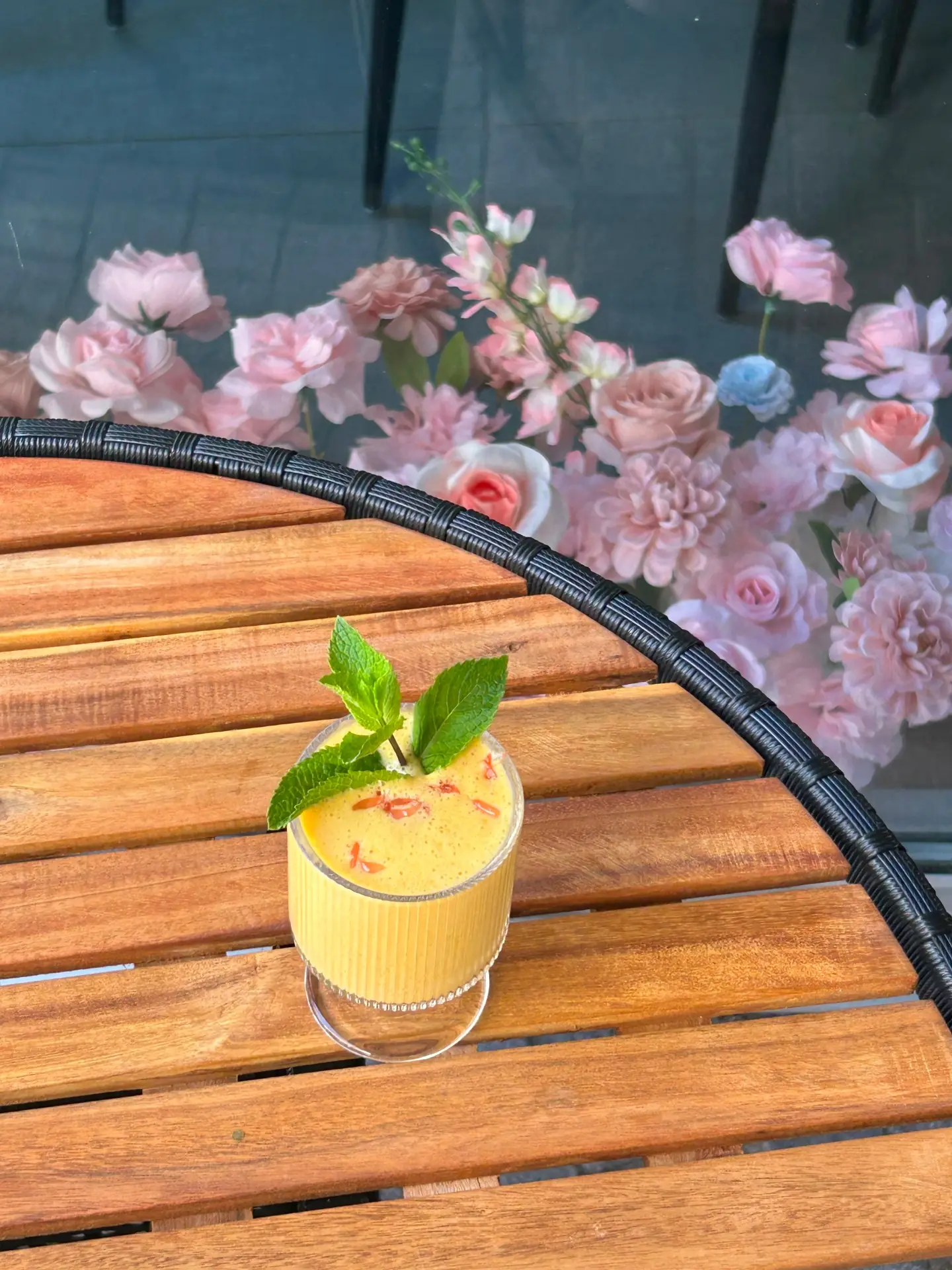 Mango-Drink auf einem Holztisch auf der Terrasse