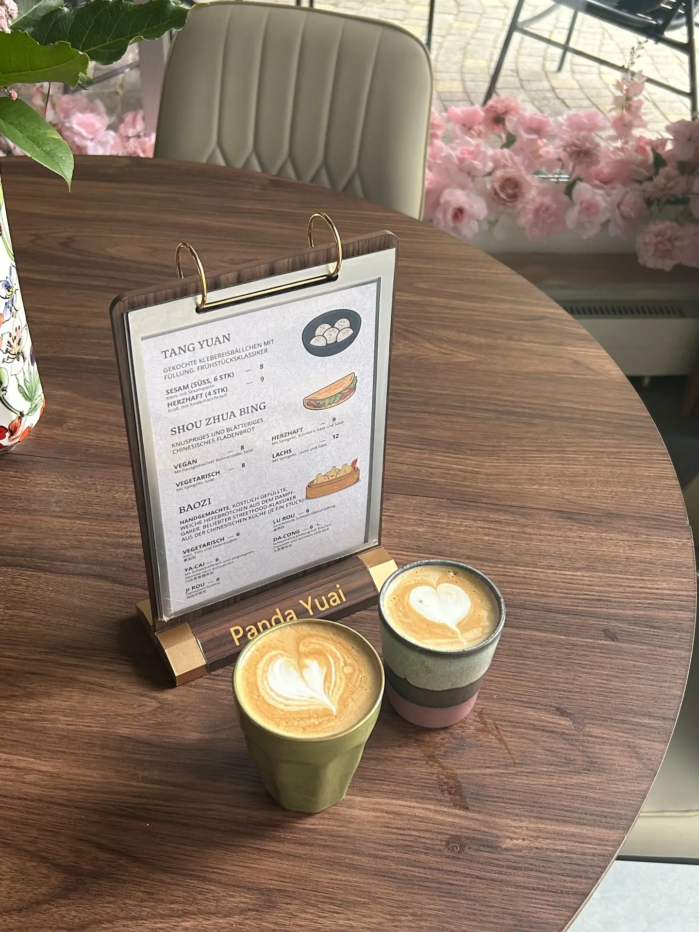 Zwei Latte mit Herz-Latte-Art neben der Speisekarte
